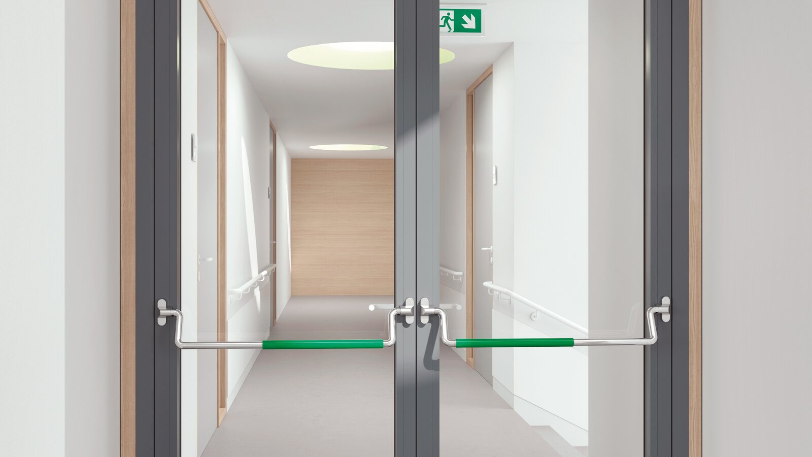 HEWI Panikstange Edelstahl matt Doppeltür aus Glas ausgestattet mit zwei Panikstangen aus Edelstahl mit grünem Griffrohr aus Polyamid