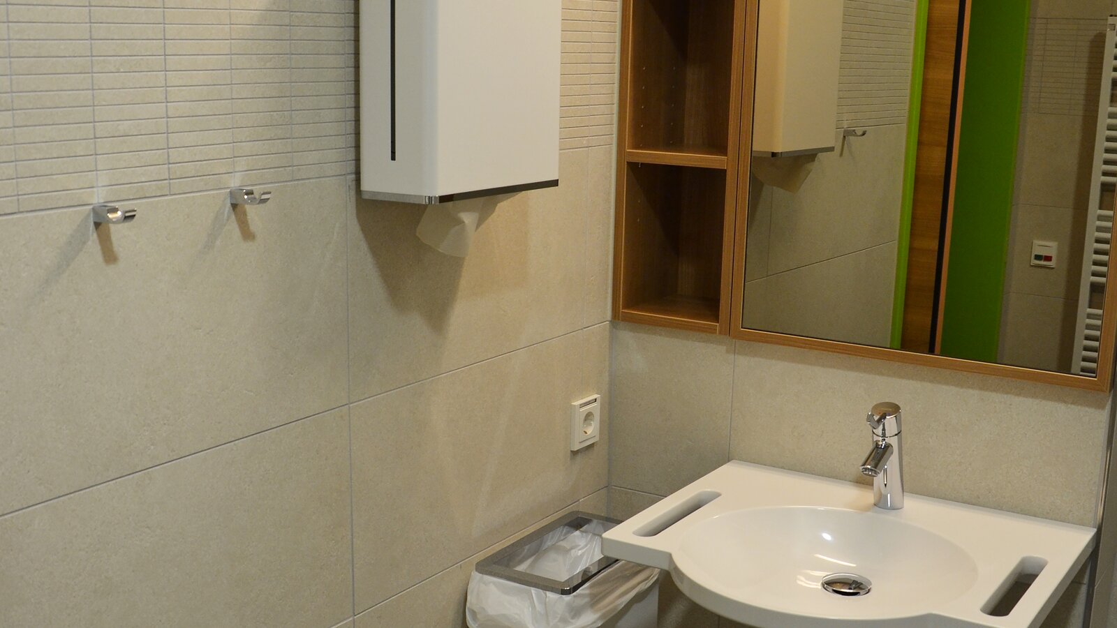 Juliusspital Hospice in Würzburg Bathroom equipped with paper towel dispenser, hygiene waste bin and a washbasin System 800